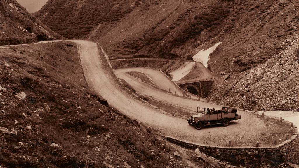 Seit 100 Jahren chauffieren Postautos Gäste über den Gotthard