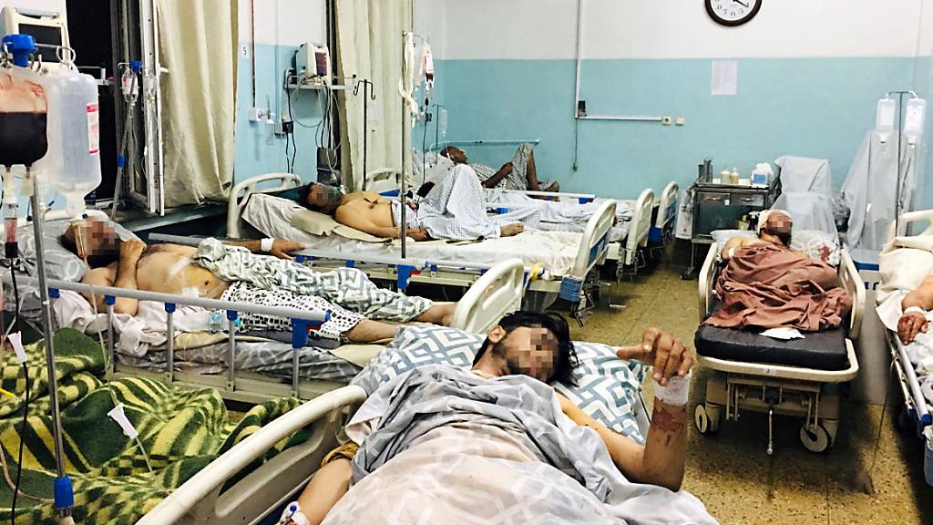 Männer, die bei dem Anschlag in der Nähe des Flughafens von Kabul verletzt wurden, liegen in einem Krankenhaus. Bei dem Anschlag sind nach Angaben der militant-islamistischen Taliban 13 bis 20 Zivilisten getötet worden. Das gehe aus Berichten der Krankenhäuser hervor, so ein Sprecher der Islamisten. Foto: Mohammad Asif Khan/AP/dpa