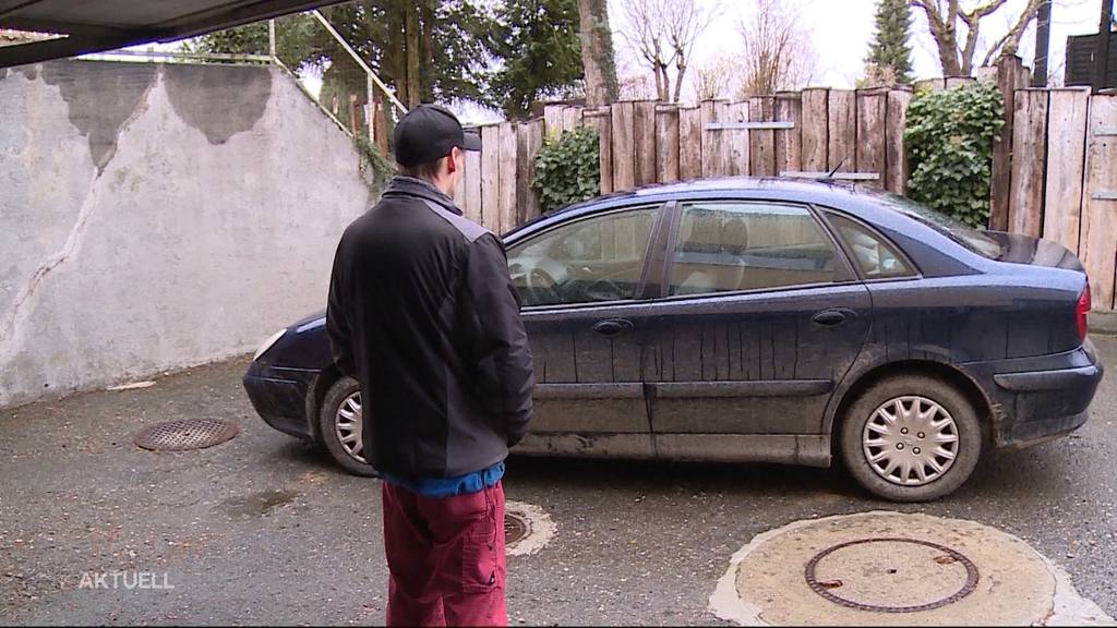 Dubioses Auto auf Privatparkplatz