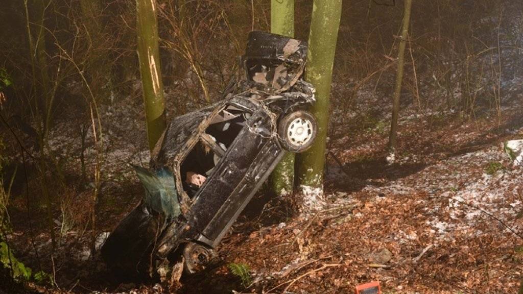 Das Auto stürzte einige hundert Meter in die Tiefe, und der Autofahrer wurde dabei tödlich verletzt.