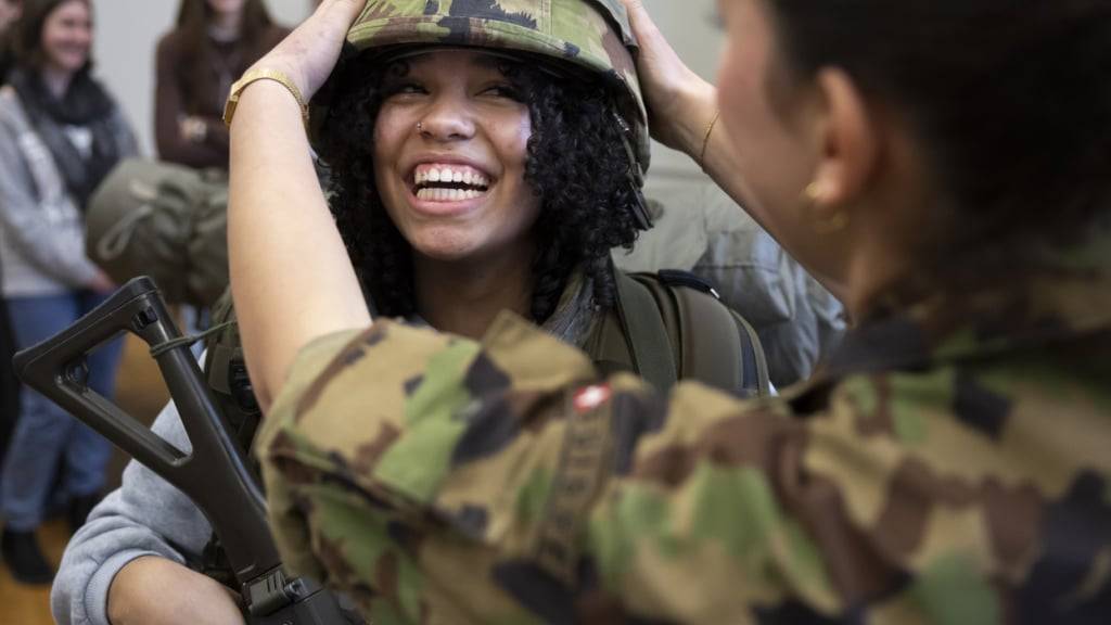 Eine junge Frau probiert an einem Armee-Orientierungstag eine 39 Kilogramm schwere Ausrüstung an. Der Bundesrat will, dass der Orientierungstag für alle jungen Frauen Pflicht wird. (Archivbild)