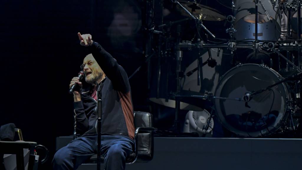 Phil Collins und hinter ihm am Schlagzeug sein Sohn Nicholas: Phil hat als Drumer, Sänger und Songwriter mit der Band Genesis und Solo eine grosse Karriere hingelegt. Seine Alkoholsucht hat ihn allerdings fast das Leben gekostet, wie er jetzt in einem Interview sagte. (Archivbild)