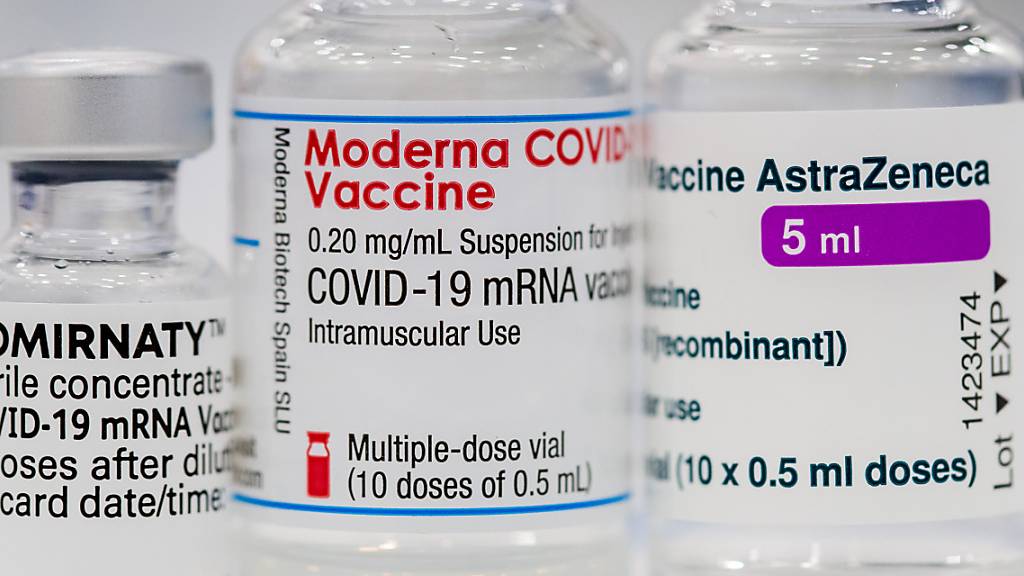 ARCHIV - Ein Fläschchen der Corona-Impfstoffe von Pfizer-BioNTech, Moderna und AstraZeneca. Foto: Daniel Karmann/dpa