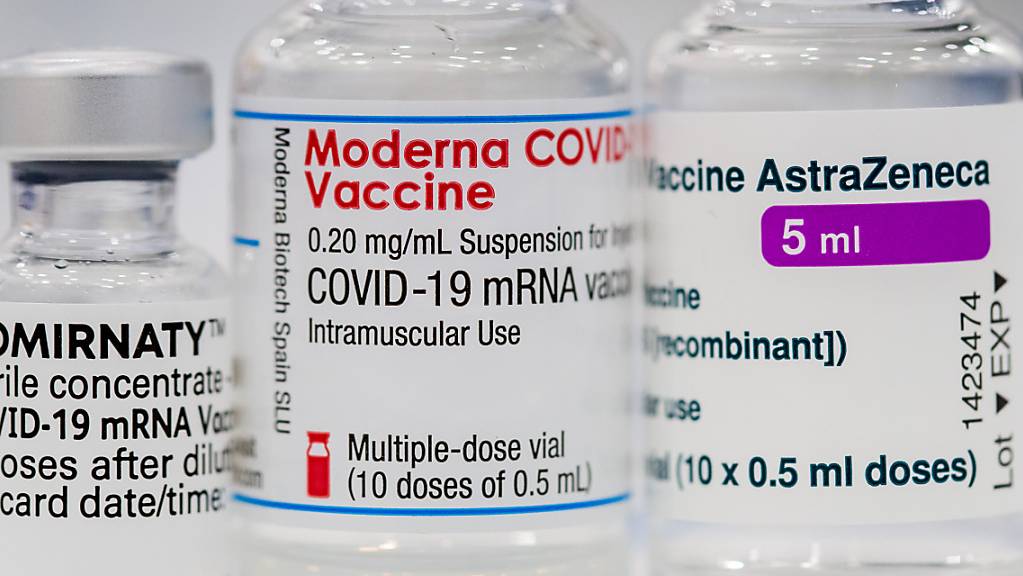 ARCHIV - Ein Fläschchen der Corona-Impfstoffe von Pfizer-BioNTech, Moderna und AstraZeneca. Foto: Daniel Karmann/dpa