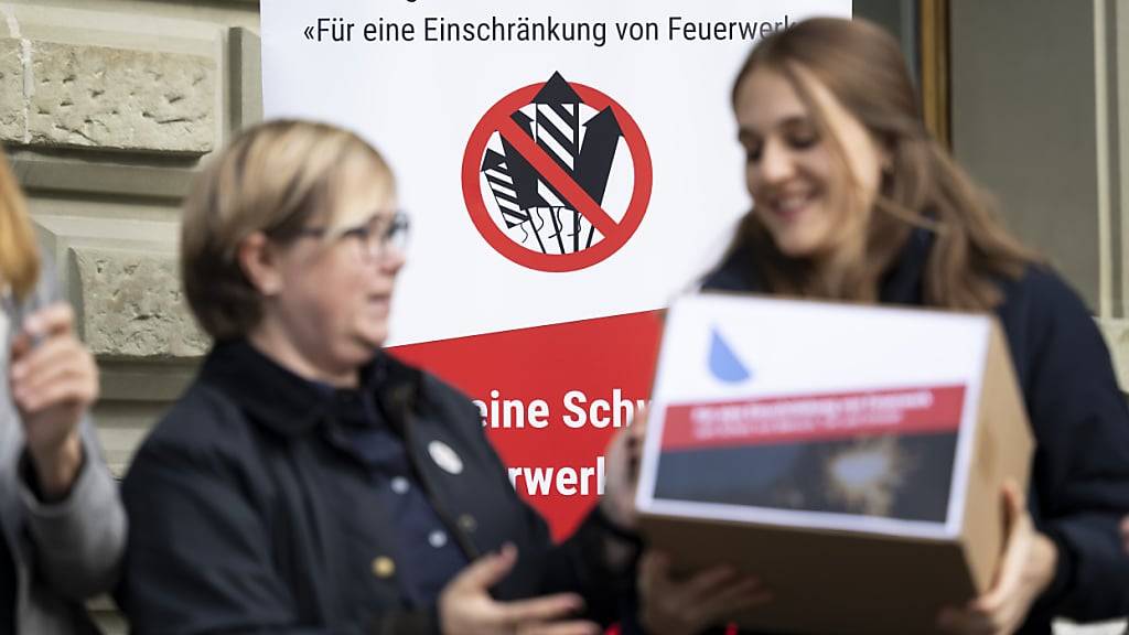 Die zuständigen Parlamentskommissionen wollen ein Anliegen der zustande gekommenen Volksinitiative «Für eine Einschränkung von Feuerwerk» aufnehmen und fassen eine Bewilligungspflicht für Böller ins Auge. (Archivbild)