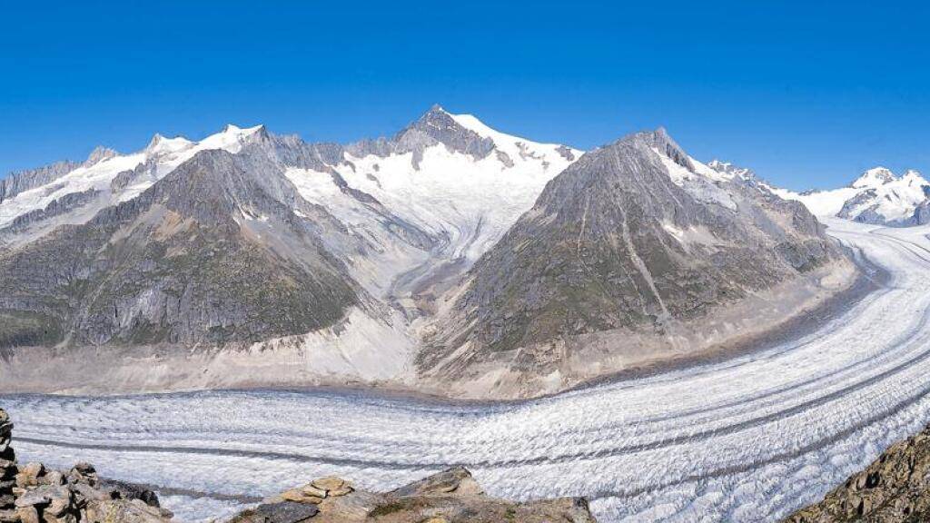 Ein 24-jähriger Mann ist am Samstag beim Abstieg vom Aletschhorn (Mitte) abgestürzt und verstorben.