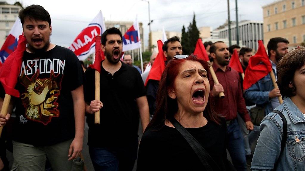 Aus Protest gegen neue Sparmassnahmen haben Tausende Griechen gestreikt und das öffentliche Leben teilweise lahmgelegt. Zur Abstimmung steht im Parlament unter anderem die 13. Kürzung der Renten seit 2010.