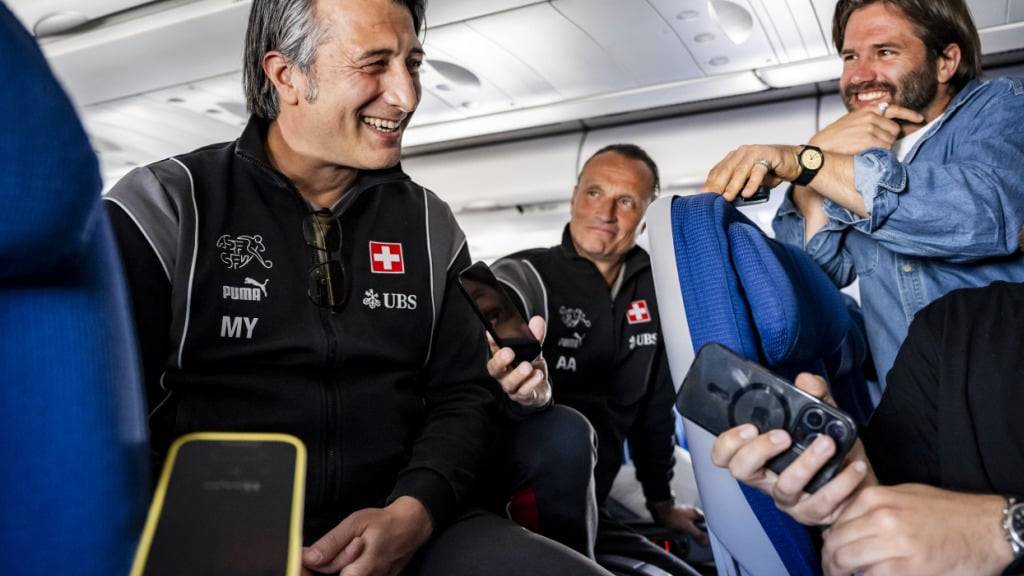 Pressekonferenz im Flugzeug: Trainer Murat Yakin erklärt den Zweck der USA-Reise des Nationalteams