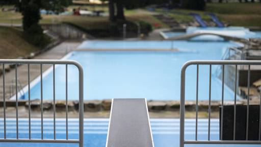 Ekel in Spanien: Grosses Geschäft im Freibad