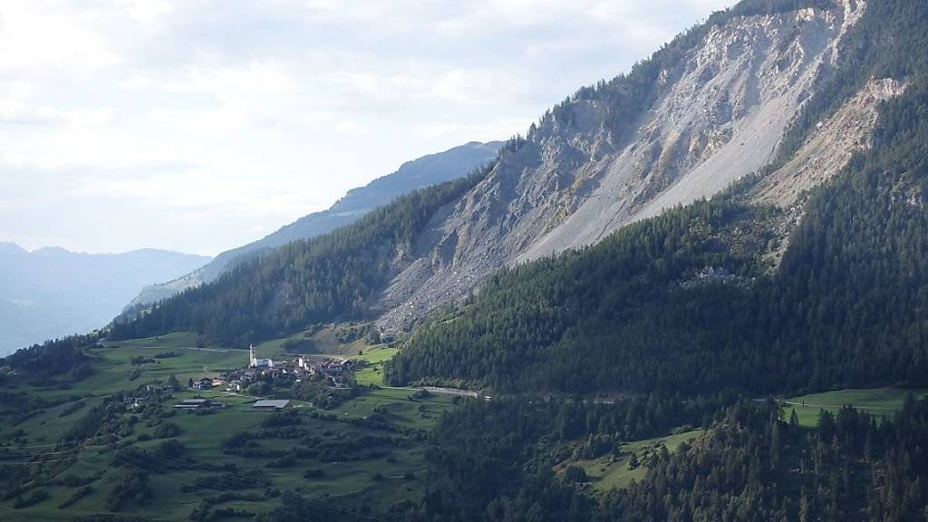 Das Bergdorf Brienz im Kanton Graubünden rutscht schneller talwärts, auch der Hang oberhalb ist instabil. Evakuierungen werden nicht mehr ausgeschlossen. (Archivbild)