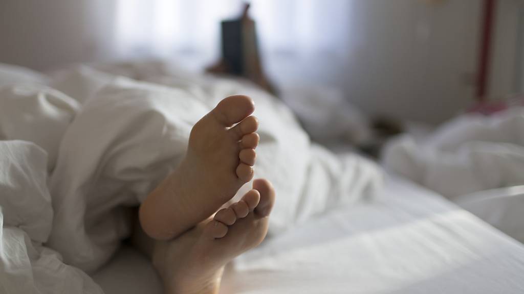Der Zeitpunkt, an dem man sich ins Bett legt, hängt mit dem Risiko für Herzerkrankungen zusammen. Zu früh und zu spät ist demnach ungesund. (Archivbild)
