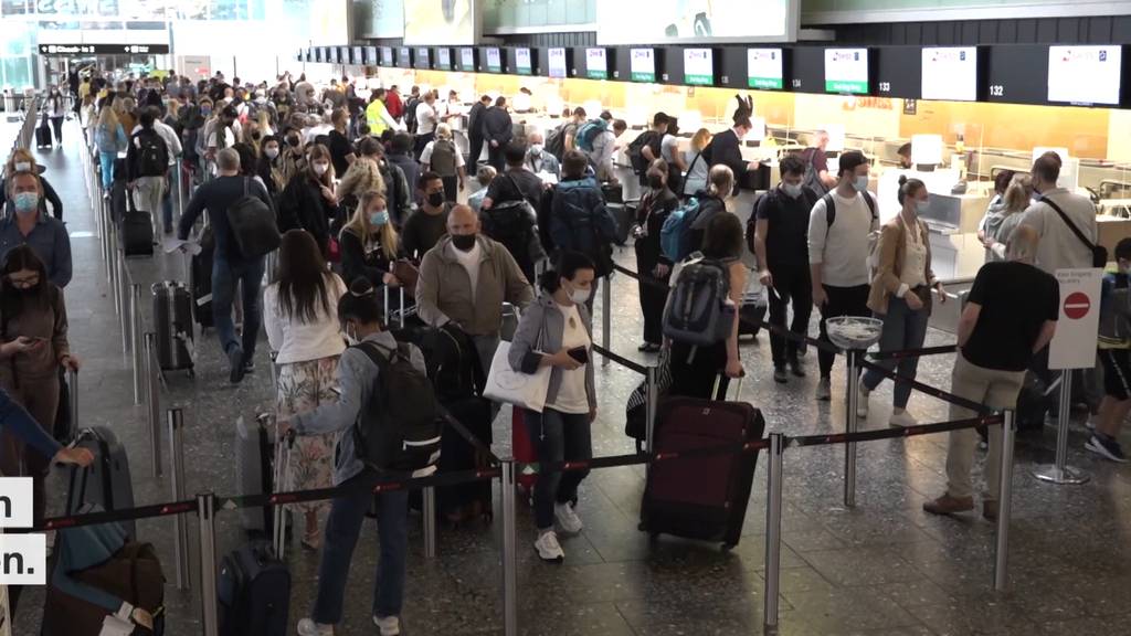 Längere Wartezeiten am Flughafen Zürich wegen Corona-Zertifikaten