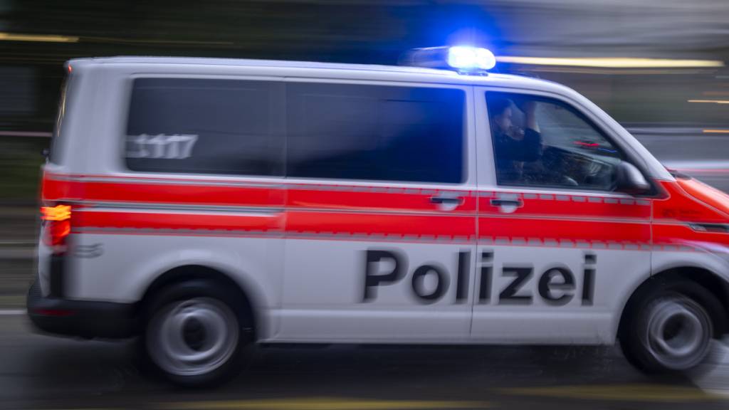 Eine Umfrage zeigt, dass mehr Menschen in der Schweiz Straftaten erleben. Gleichzeitig steigt die Zahl der Befragten, die mehr Polizeipräsenz fordern. (Symbolbild)