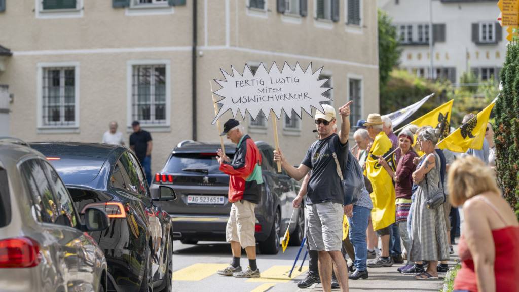 «Fertig lustig mitem Uswiichverkehr»: Die lokale Bevölkerung tat ihren Unmut gegenüber Ferienreisen auf den Strassen durch die Urner Dörfer kund.