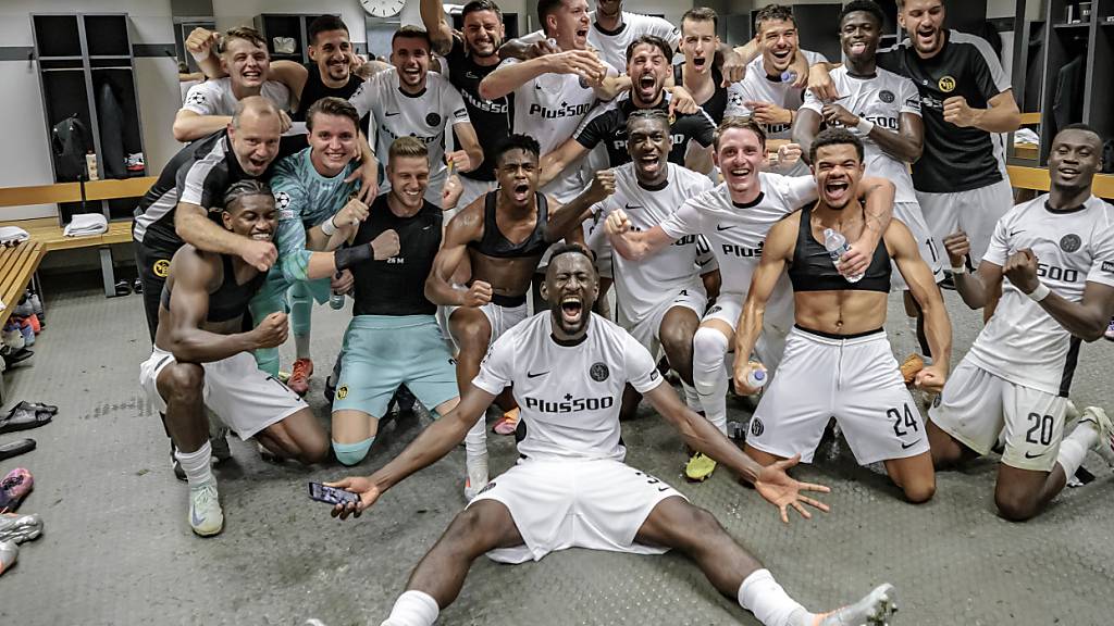 Die YB-Spieler feiern in der Garderobe die erfolgreiche Qualifikation für die Champions League