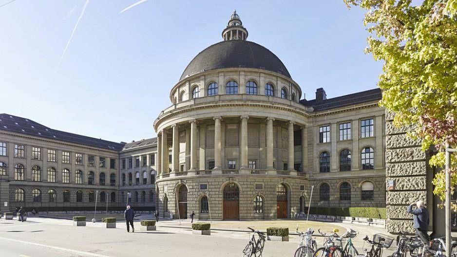 Ein 26-Jähriger stirbt vor der ETH Zürich