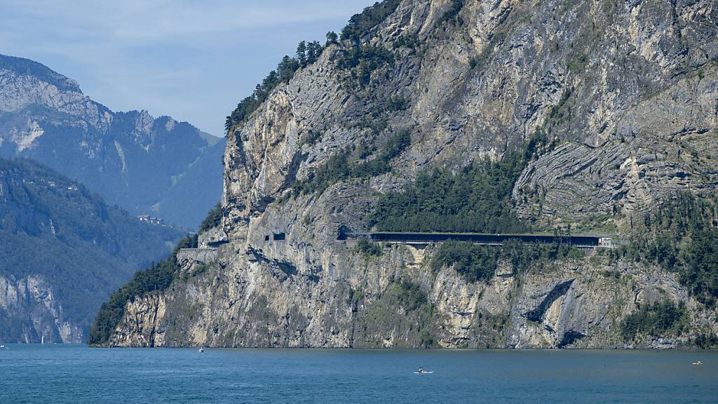 Die Axenstrasse A4 am Vierwaldstättersee ist ab dem 29. September zwischen Flüelen und Tellsplatte gesperrt. (Archivbild)