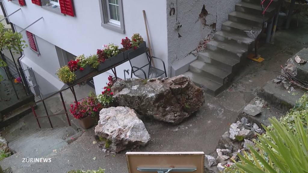 Felsbrocken donnern in Haus