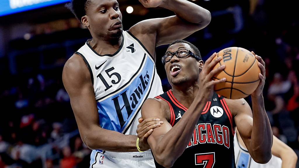 Clint Capela (links) gewinnt mit den Atlanta Hawks dank eines starken Schlussviertels gegen die Chicago Bulls