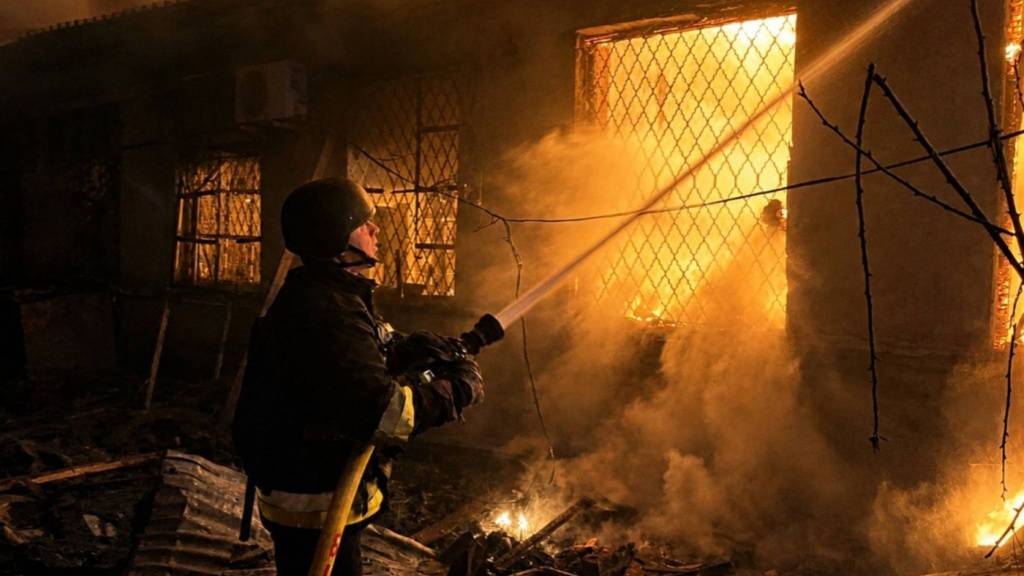 ARCHIV - Feuerwehrleute löschen ein Feuer in einem Gebäude nach einem russischen Drohnenangriff in der Region Odessa. Foto: Uncredited/Ukrainian Emergency Service/dpa