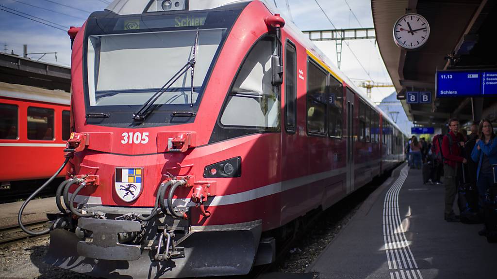 Eine Zugkomposition der Rhätischen Bahn in Landquart. Die RhB will den Fahrplan nun etwas weniger ausdünnen, als im Januar angekündigt.
