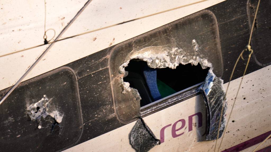 dpatopbilder - Zerbrochene Scheiben eines verunglückten Zuges sind an der Stelle eines Zugzusammenstoßes in Adamuz zu sehen. Bei einem schweren Eisenbahnunglück in Andalusien sind meherere Menschen ums Leben gekommen, zahlreiche wurden schwer verletzt. Foto: Manu Fernandez/AP/dpa