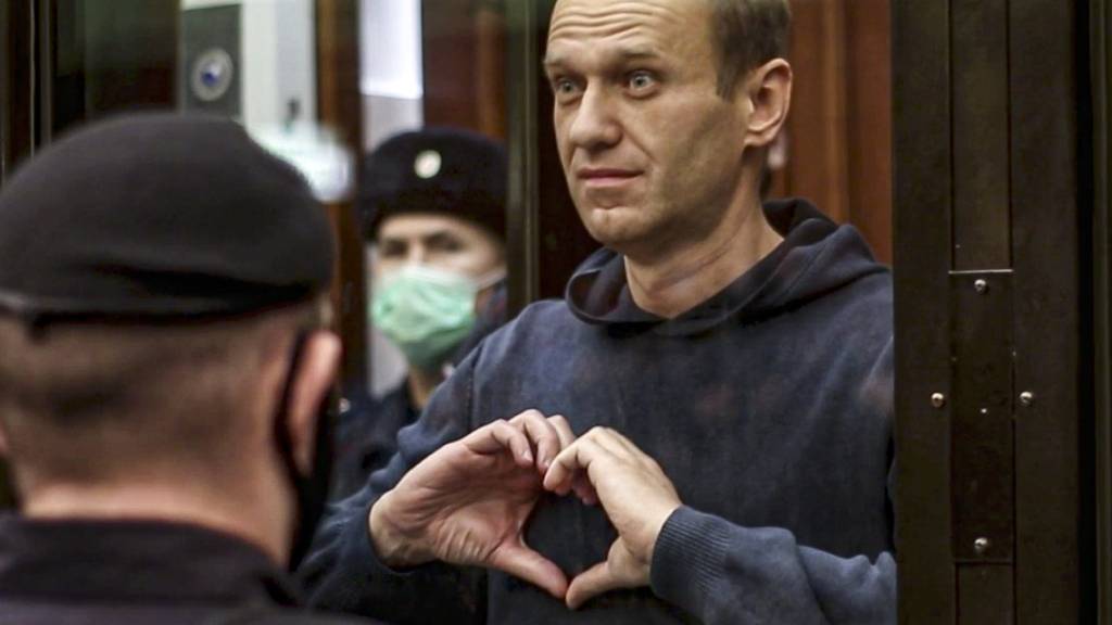 ARCHIV - Alexej Nawalny formt im Gerichtssaal mit seinen Händen ein Herz. Der russische Oppositionspolitiker ist nach Angaben der Justiz in Haft gestorben. Foto: Uncredited/Moscow City Court/AP/dpa - ACHTUNG: Nur zur redaktionellen Verwendung im Zusammenhang mit der aktuellen Berichterstattung und nur mit vollständiger Nennung des vorstehenden Credits