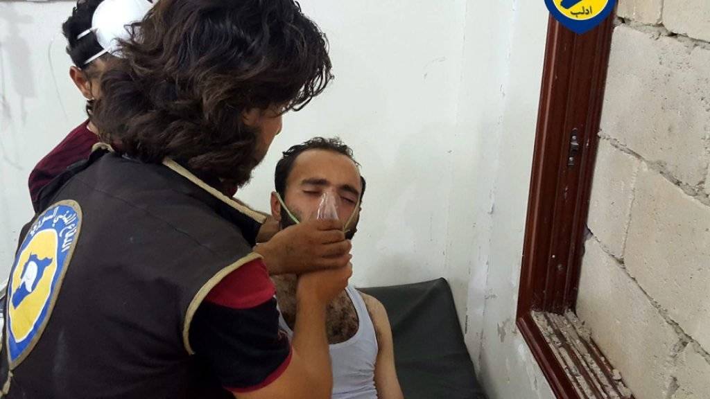 Sanitäter behandeln in der syrischen Provinz Idlib einen Mann, der von einem Chlorgasangriff getroffen worden sein soll. (Archivbild)