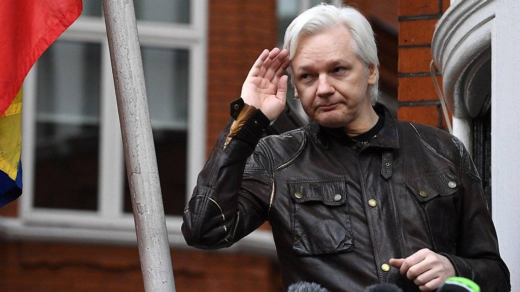 Julian Assange auf dem Balkon der ecuadorianischen Botschaft in London (Aufnahme vom 19. Mai 2017).