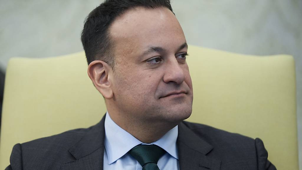 ARCHIV - Irischer Premierminister Leo Varadkar bei einem Treffen mit US-Präsident Biden im Oval Office des Weißen Hauses. Foto: Evan Vucci/AP