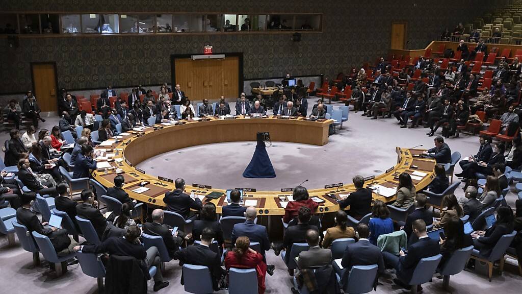 Menschen versammeln sich während der Sitzung des Sicherheitsrates im Hauptquartier der Vereinten Nationen in New York. Foto: Yuki Iwamura/AP/dpa
