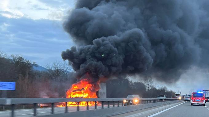Kleinlastwagen brannte auf Autobahn A1 – Zeitverlust im Morgenverkehr