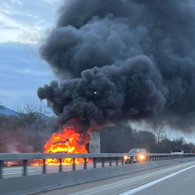 Kleinlastwagen brannte auf Autobahn A1 – Zeitverlust im Morgenverkehr