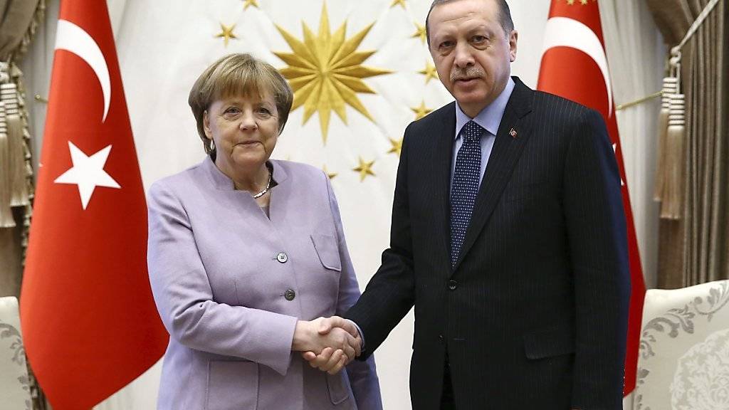 Spannungen zwischen Deutschland und der Türkei: Ankara bestellt den deutschen Botschafter in der Türkei ein. (Archivbild von Merkel und Erdogan)