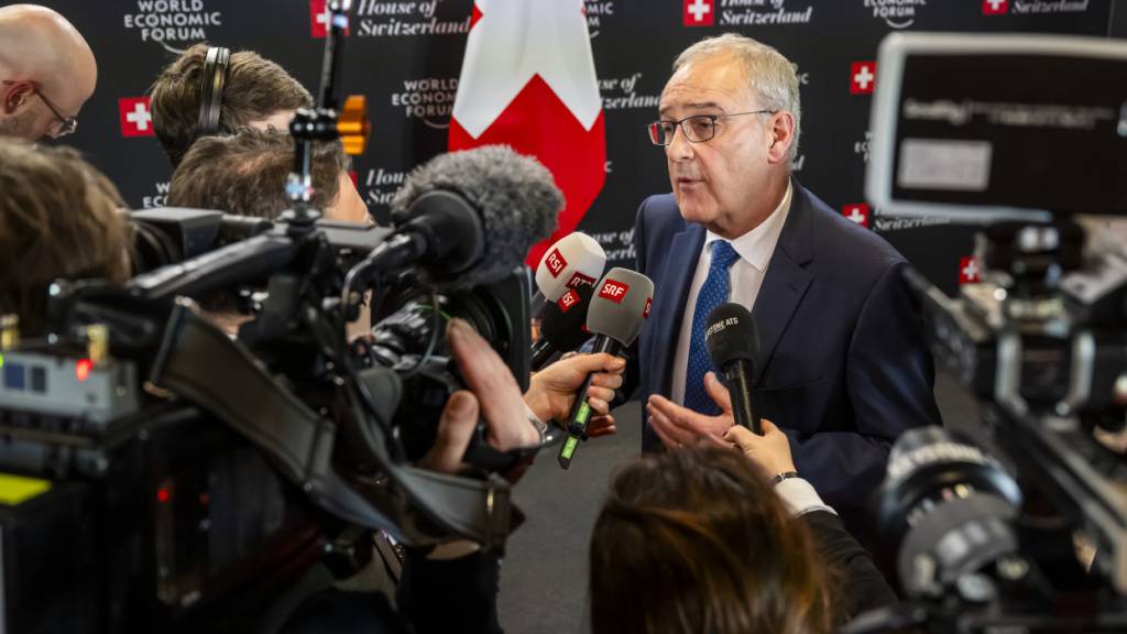 Bundespräsident Guy Parmelin berichtet den Medienschaffenden über seine bilateralen Treffen am WEF in Davos.