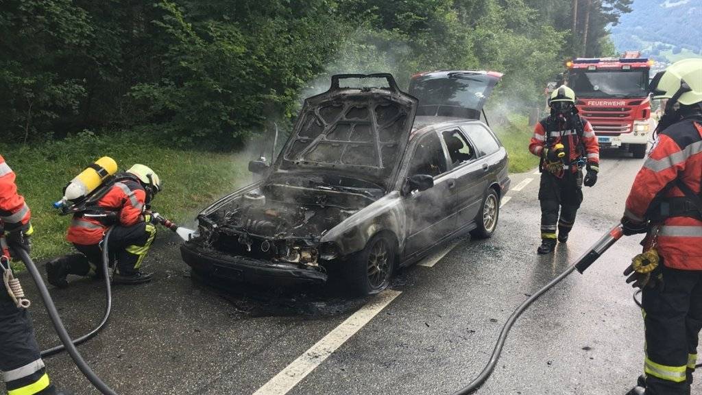 Nun definitiv schrottreif: Ein Auto ist auf dem Weg zum Recyclinghof in Landquart GR komplett ausgebrannt.