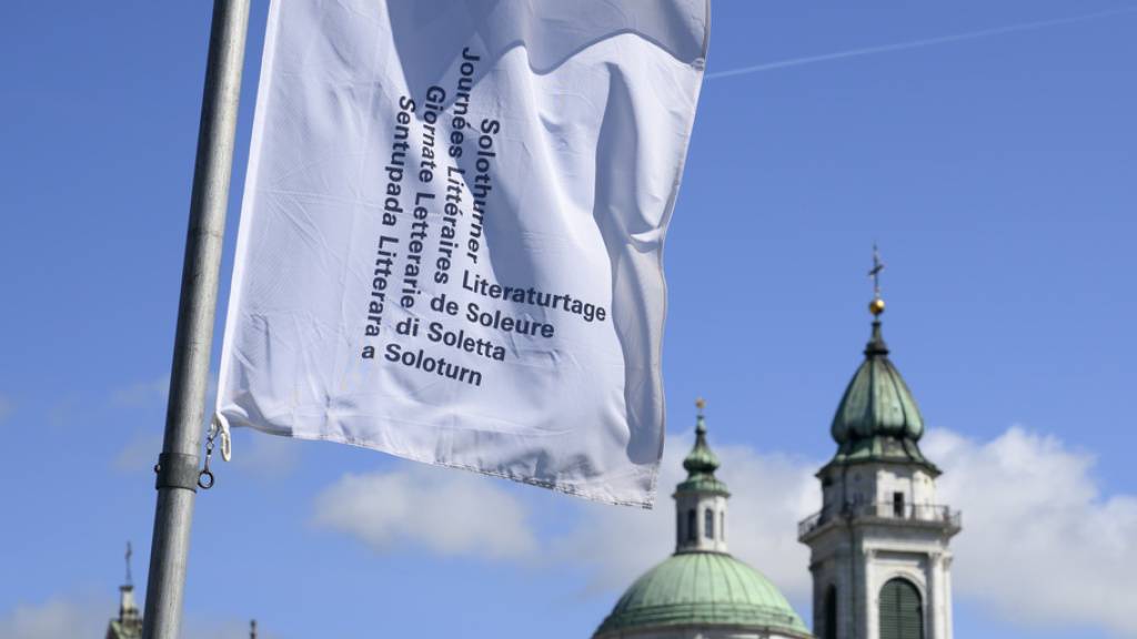 Die Fahnen in der Solothurner Altstadt werden wieder eingerollt. Am Sonntag ist die 45. Ausgabe der Solothurner Literaturtage zu Ende gegangen. Geprägt war die Werkschau von Migrationsgeschichten und Diskussionen zu queerer Literatur. (Archivbild)