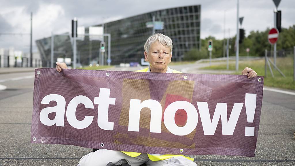 Eine Gruppe von Klimaaktivisten hat am Mittwoch die Strasse zum Zürcher Flughafen blockiert. Die Polizei löste die Aktion rasch auf.