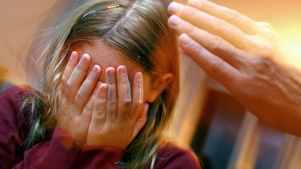 Ein Kind wird zu Hause geohrfeigt. Gemäss Schätzungen einer Studie sind in der Schweiz bis zu 130'000 Kinder in der Erziehung regelmässig Opfer von Gewalt. (Symbolbild)