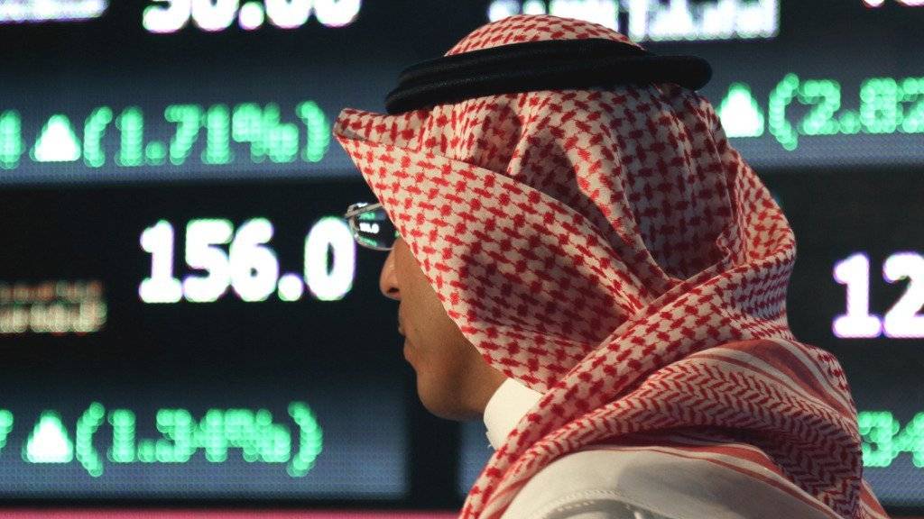 Ein Saudi-Araber vor einer Anzeigetafel der Börse in Riad (Archiv)