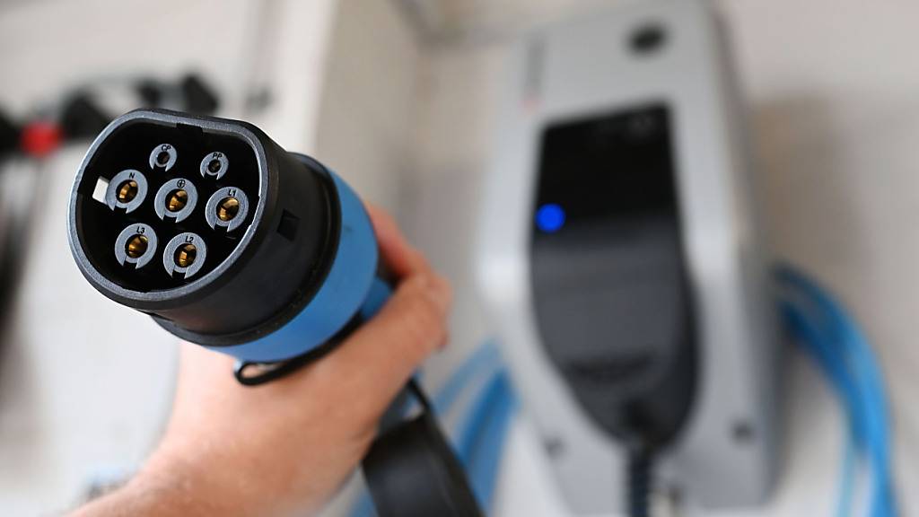 Ob der Bund die Einrichtung von Ladestationen für E-Autos finanziell unterstützen soll, ist umstritten. Die zuständige Nationalratskommission ist dafür, der Ständerat dagegen. (Themenbild)