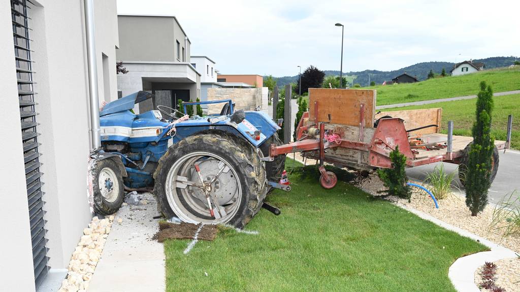 Rega-Einsatz: Mann (67) wird von eigenem Traktor überrollt