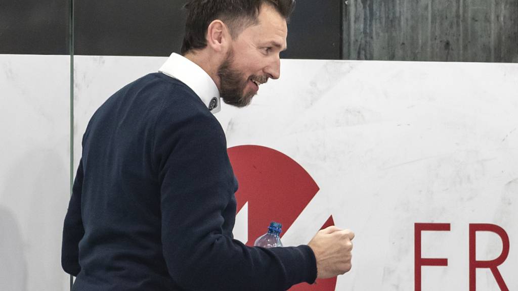 Lars Leuenberger jubelt mit Fribourg-Gottéron über den ersten Sieg