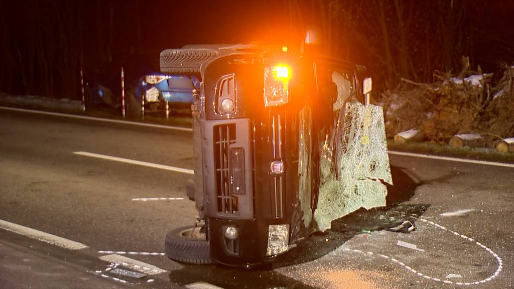 Abbiegendes Auto zu spät bemerkt: Autofahrerin verursacht spektakulären Verkehrsunfall in Wald (ZH)