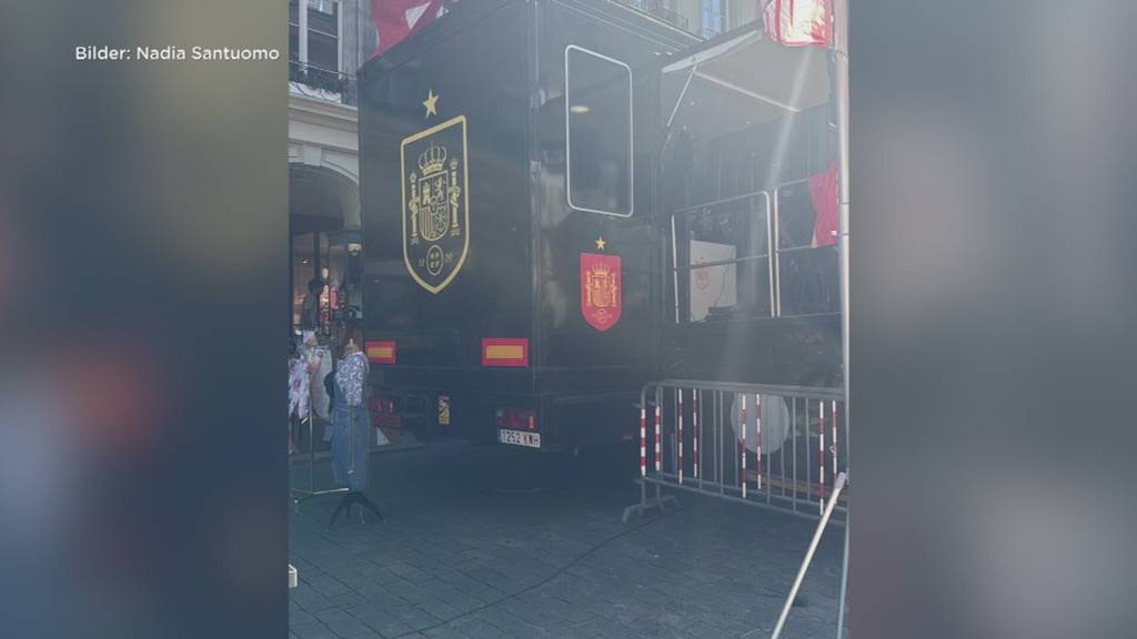 Spanischer Fanbus verdeckt Ladeneingang an der Kramgasse