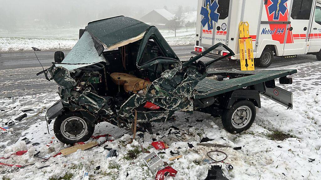 Drei Verletzte auf schneebedeckten Schwyzer Strassen