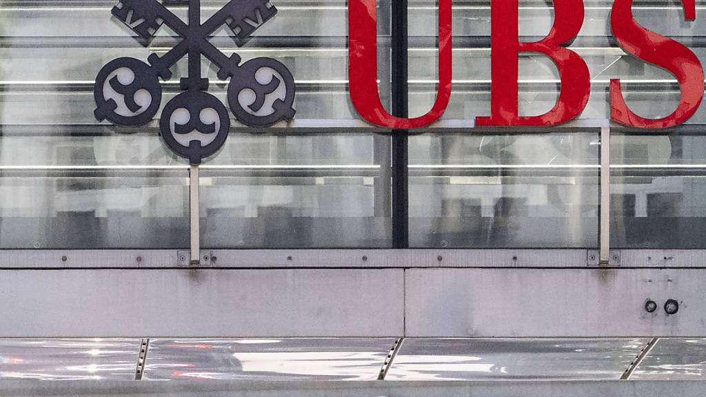 Grosse Schweizer Banken haben ihre Personalsuche im Juli intensiviert. Besonders die UBS und die von ihr übernommene Credit Suisse schrieben nach einem deutlichen Rückgang im Juni wieder mehr Stellen am Heimmarkt aus. (Archivbild)