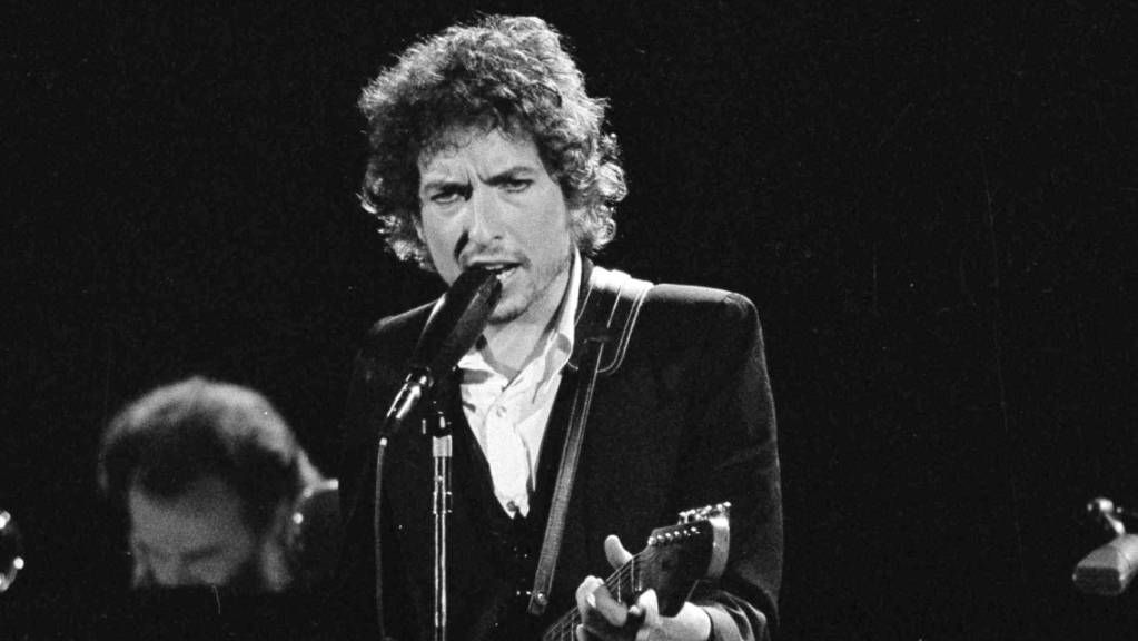 Bob Dylan bei einem Konzert in Los Angeles 1974. Der Sänger weist gegen ihn erhobene 56 Jahre alte Missbrauchsvorwürfe  zurück und kündigte an, er werde sich energisch dagegen zur Wehr setzen.