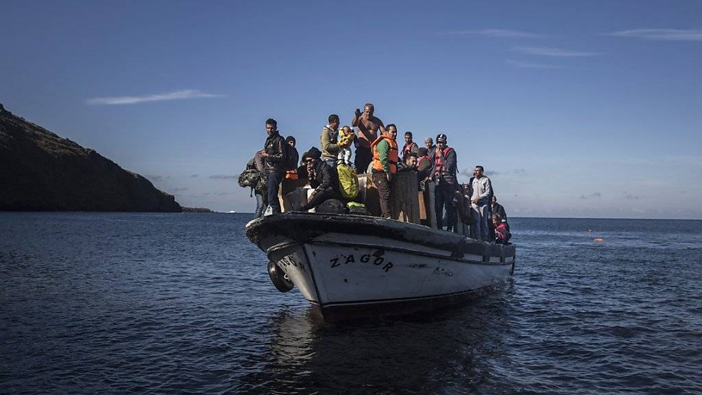 Flüchtlinge drängen sich auf einem Boot vor der griechischen Küste. Deutschen und türkischen Ermittlern ist ein Schlag gegen Schlepper gelungen, die Flüchtlinge auf schrottreifen Booten nach Europa schickten. (Archiv)