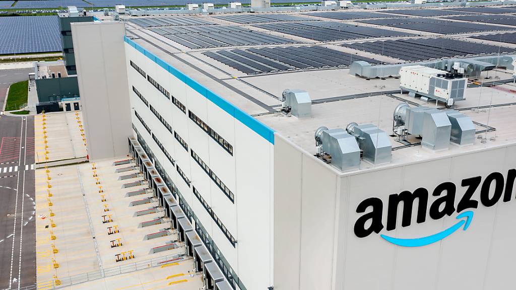 Unterm Strich sprang der Gewinn von Amazon von 2,9 Milliarden Dollar vor einem Jahr auf 9,9 Milliarden Dollar hoch. (Archivbild)